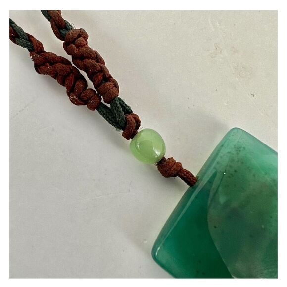 Green dyed agate pendant necklace on cord - Picture 5 of 12